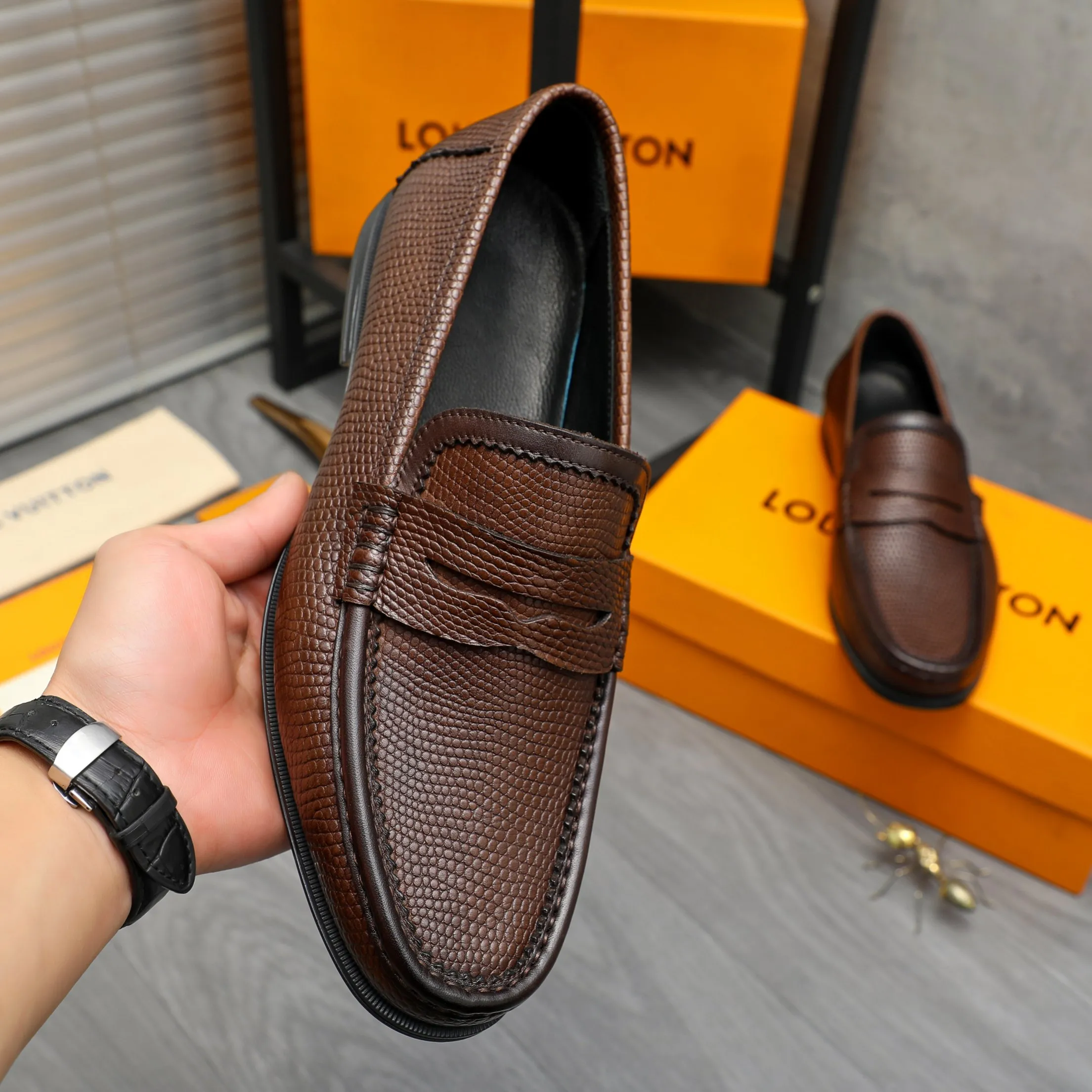Men's shoes 💰p442 Product trademark: LV (Louis Vuitton) business slip-on leather shoes. Regular size: 38-46 (45.46 is custom-made and non-refundable) Product materials: Selected high-quality grained cowhide upper, cowhide lining, rubber outsole